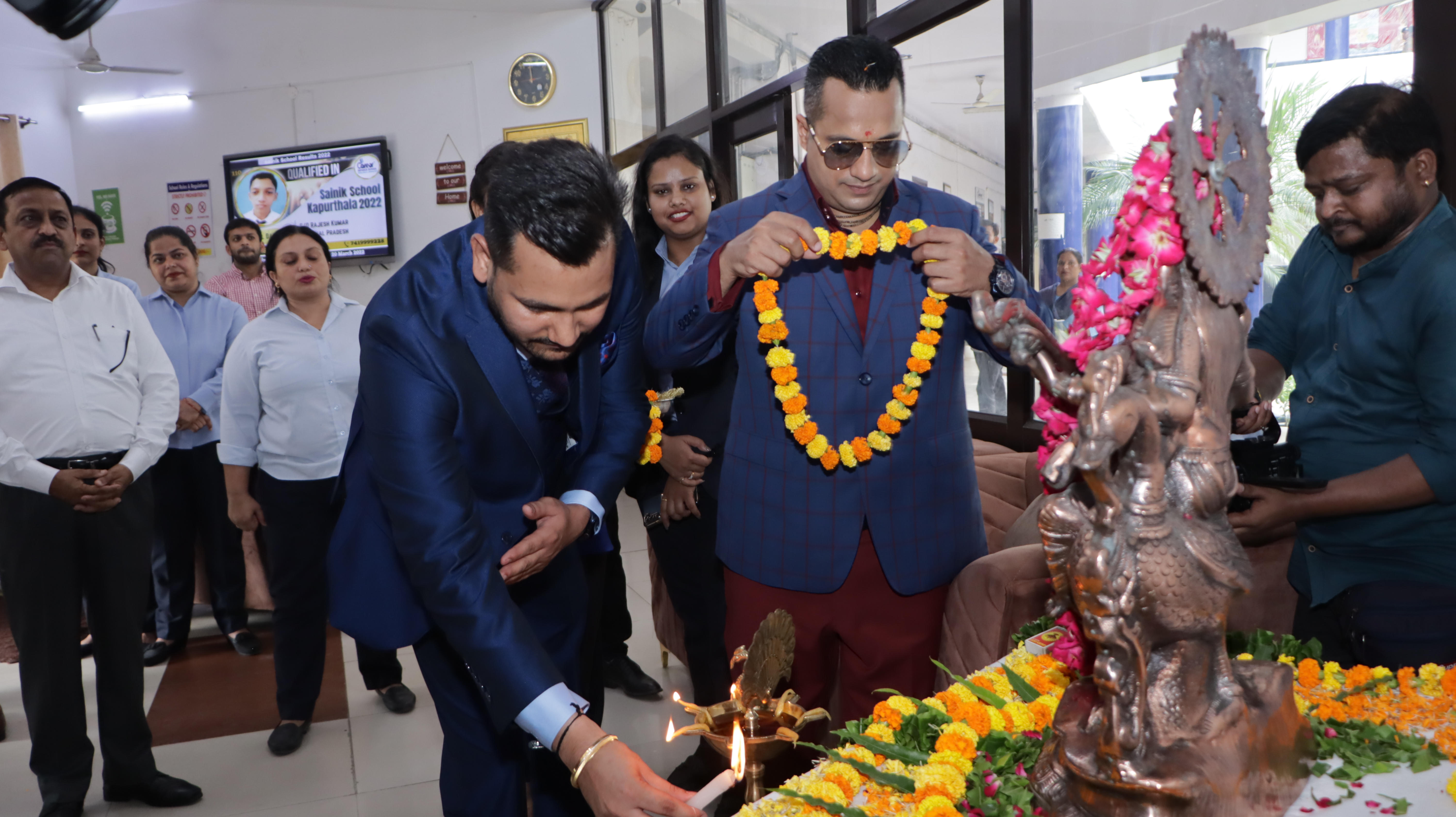 Dr. Vivek Bindra addressing students