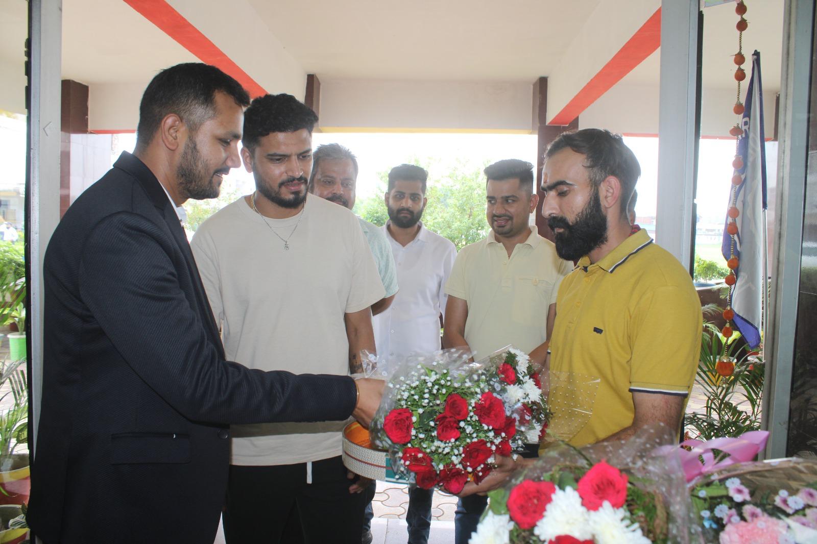 Vaibhav Arora giving bowling tips
